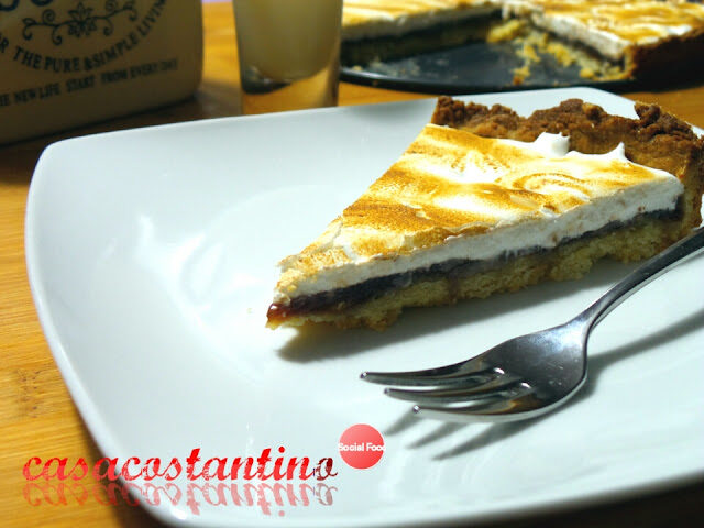 Crostata con confettura di fragole e crema di meringa
