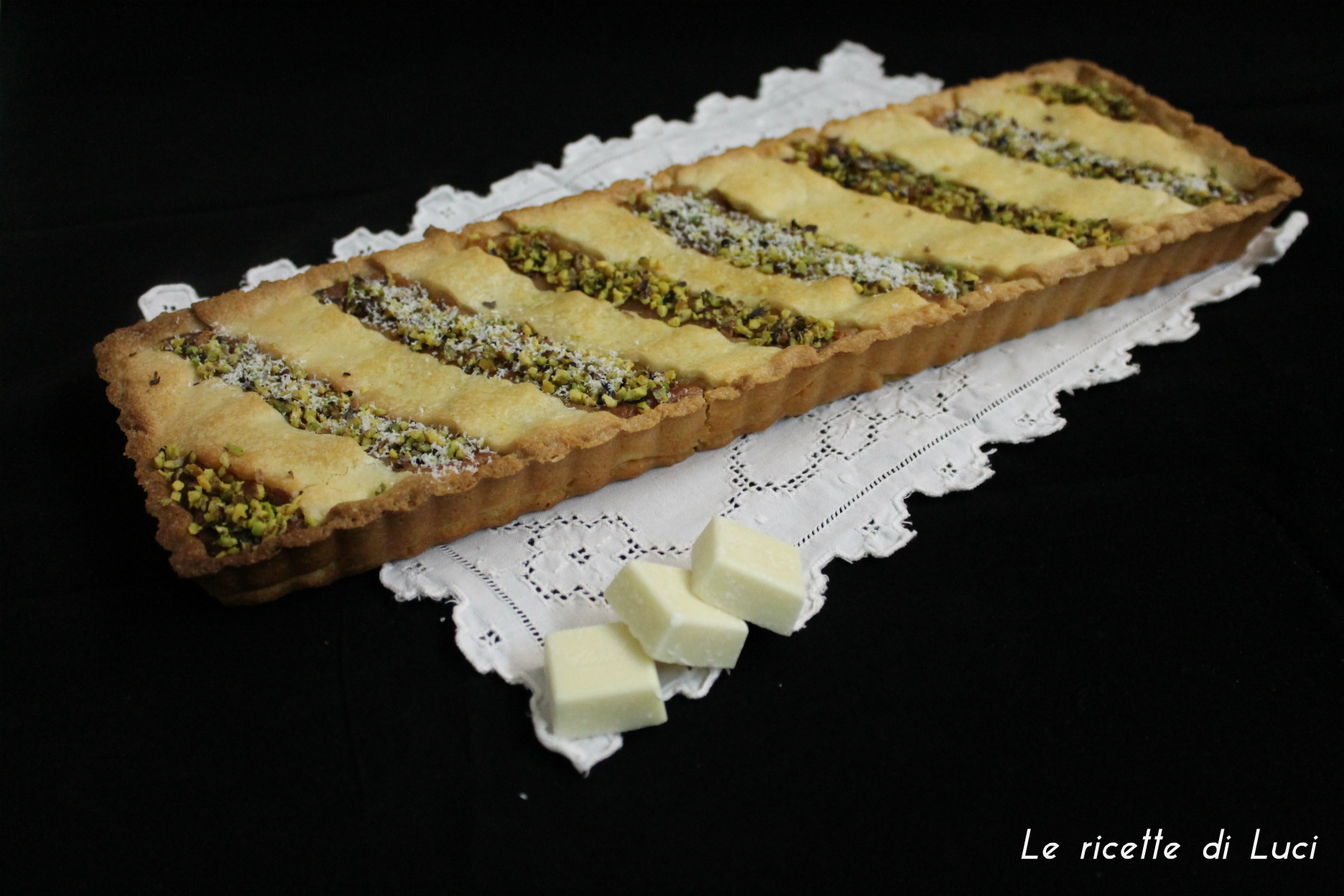 Crostata con crema al cioccolato bianco e pistacchi
