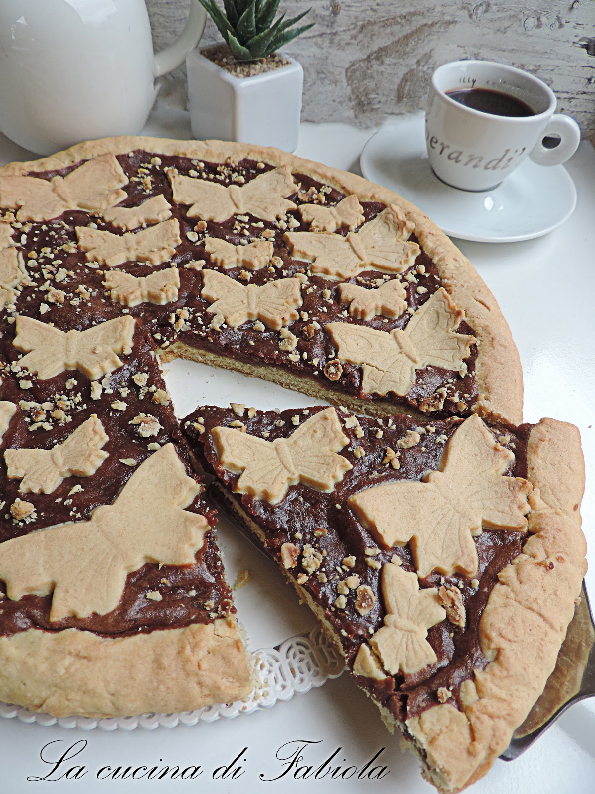 Crostata con crema al cioccolato e granella di nocciole