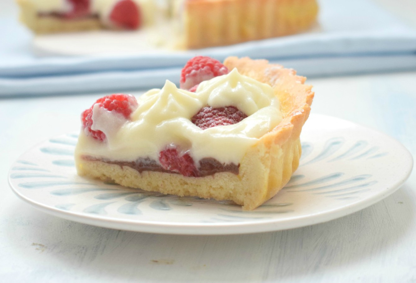 Crostata con crema al latte e lamponi