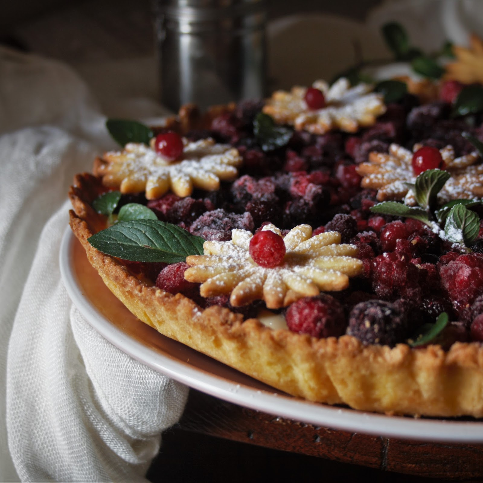 Crostata con crema al limone e frutti di bosco