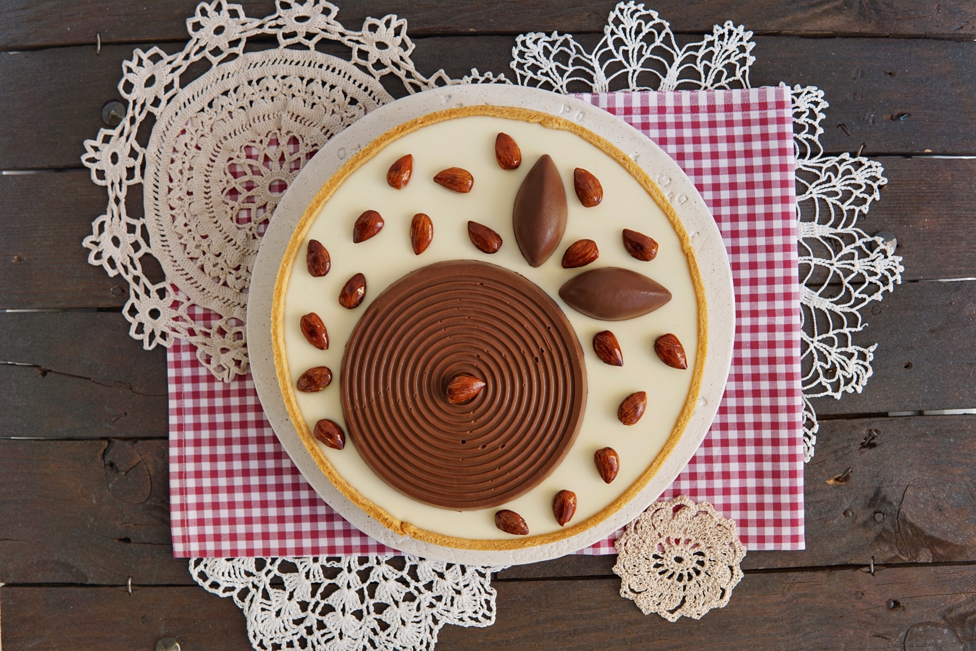 Crostata con crema alle mandorle e cioccolato