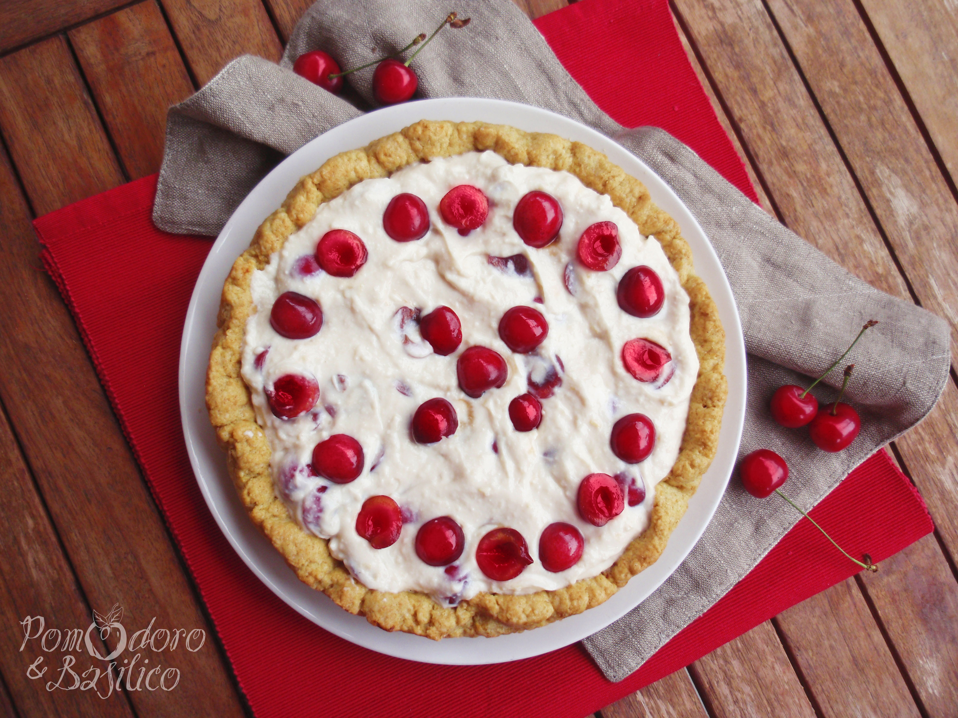 Crostata con crema allo yogurt e ciliegie