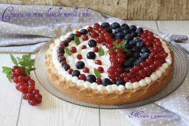 Crostata con crema chantilly mirtilli e ribes