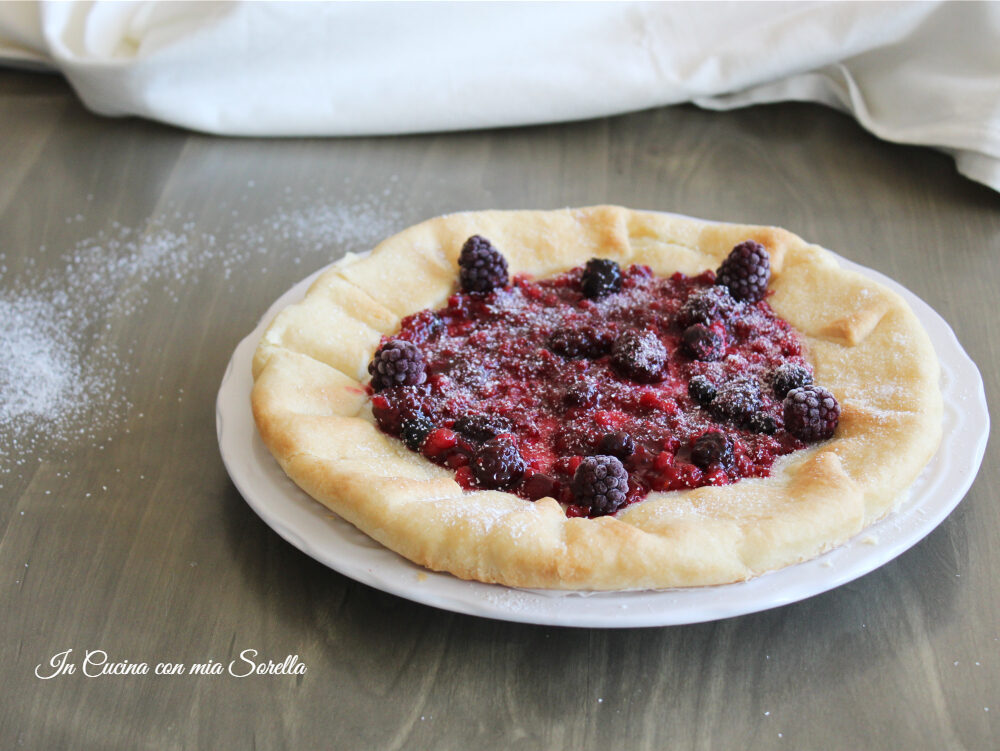 Crostata con crema di ricotta al cocco e frutti di bosco