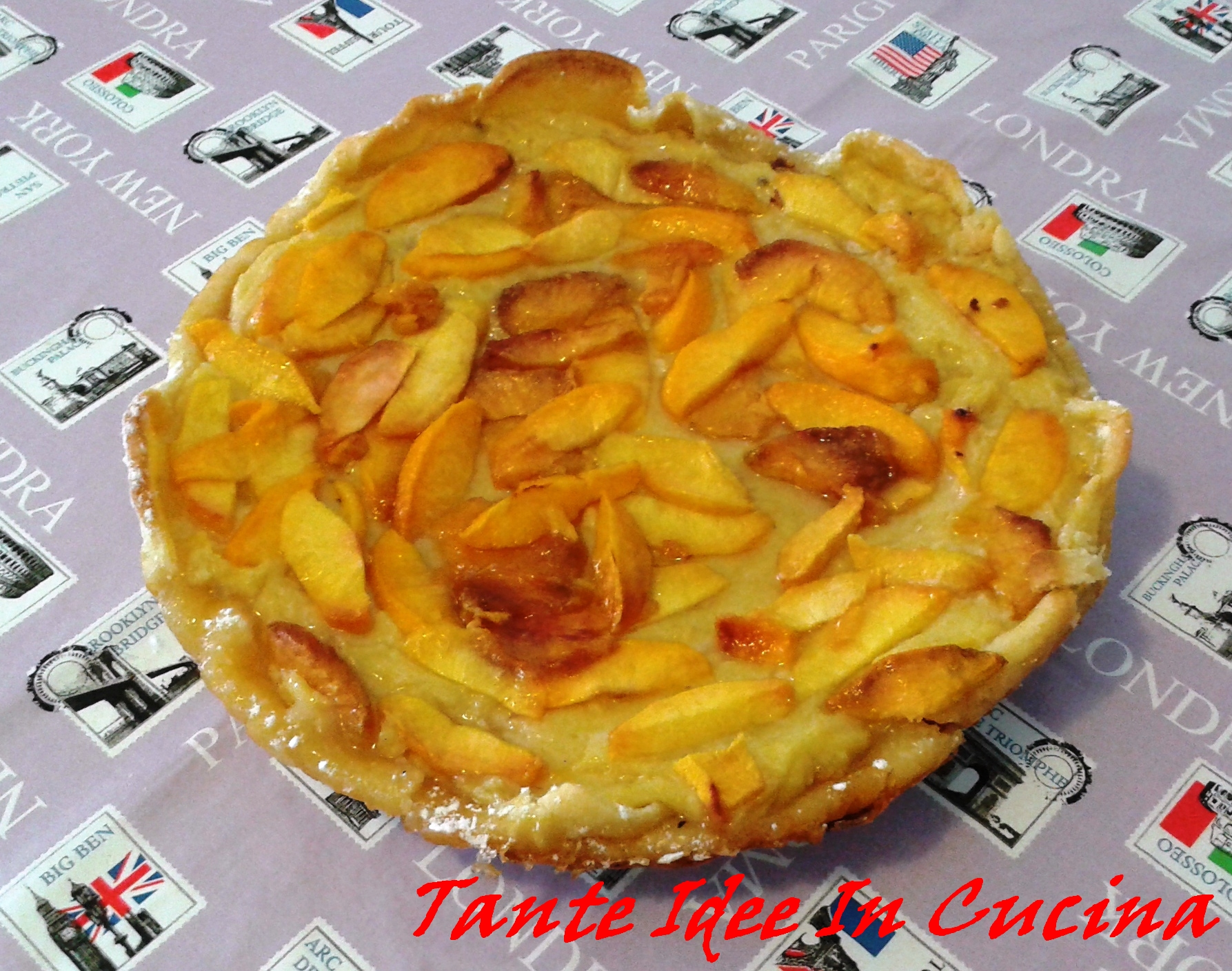 Crostata con crema e pesche