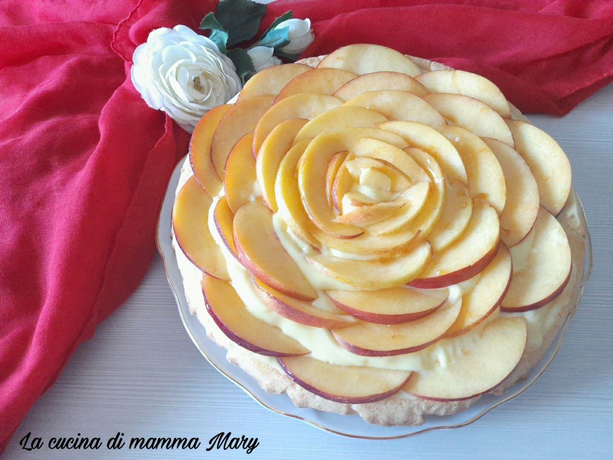 Crostata con crema e pesche