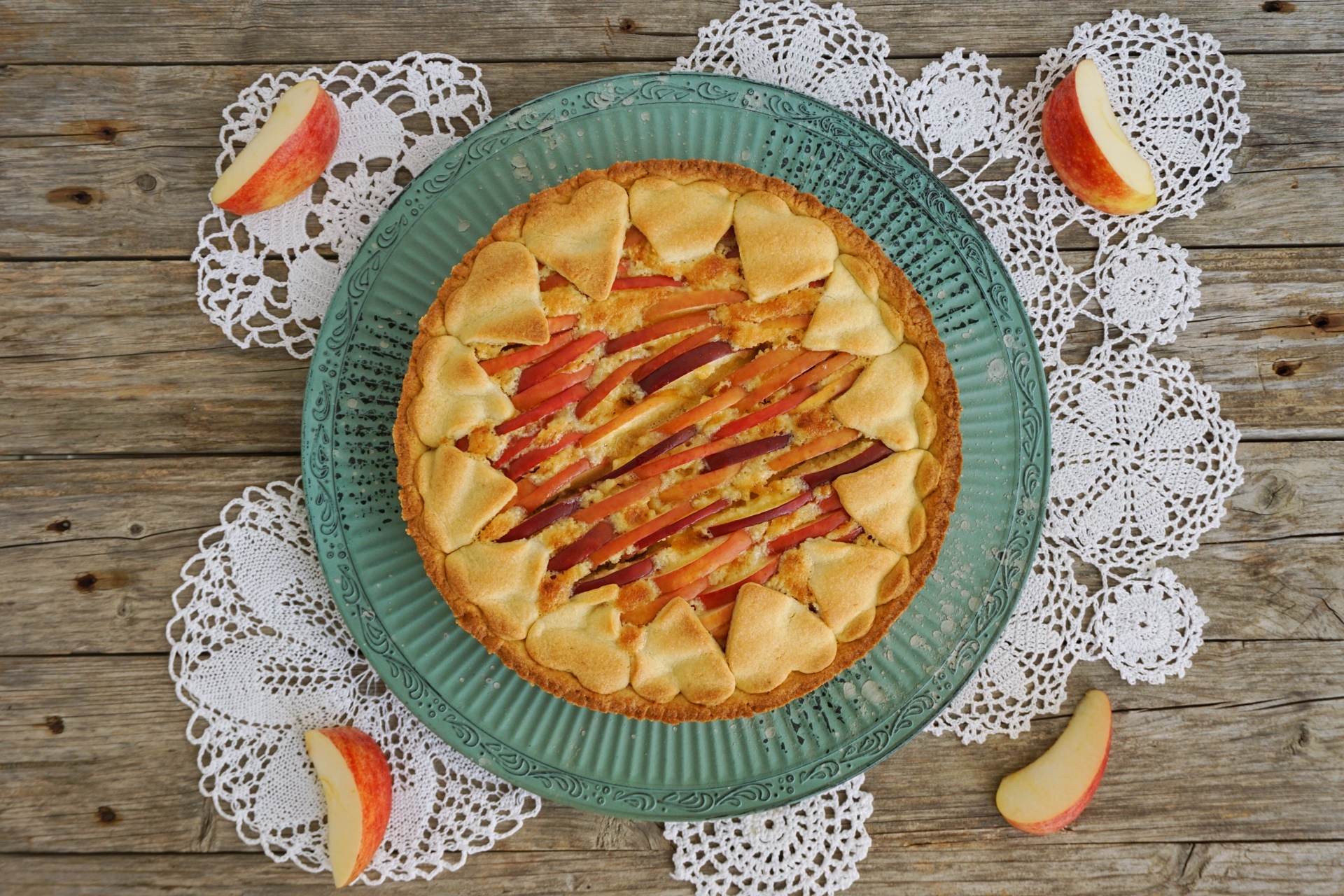 Crostata con crema frangipane e mele