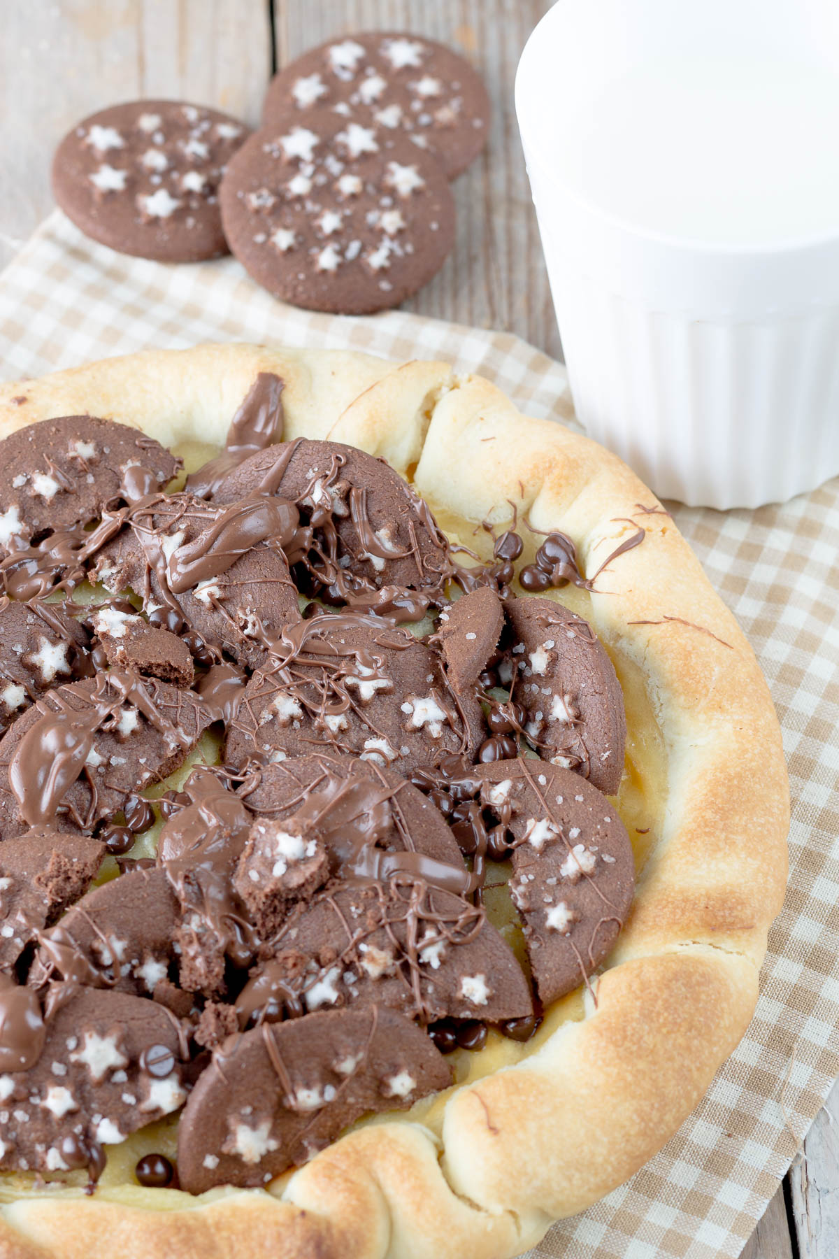 Crostata con crema pasticcera, biscotti pan di stelle e nutella