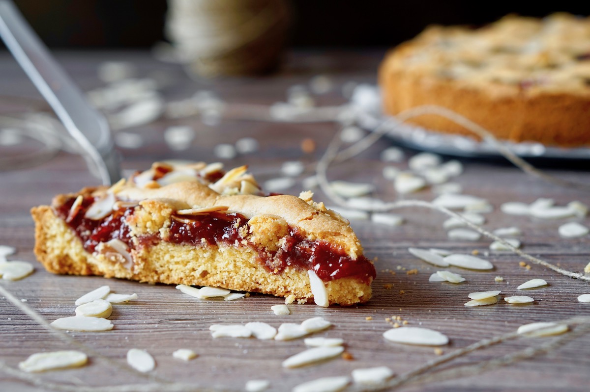 Crostata con farina di mais ai lamponi