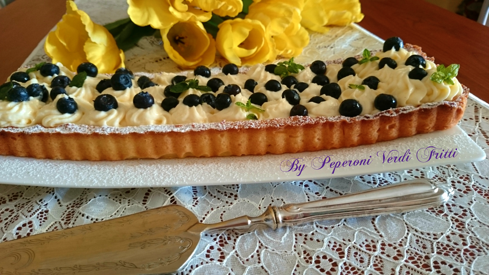 Crostata con farina di mandorle, crema chantilly e mirtilli