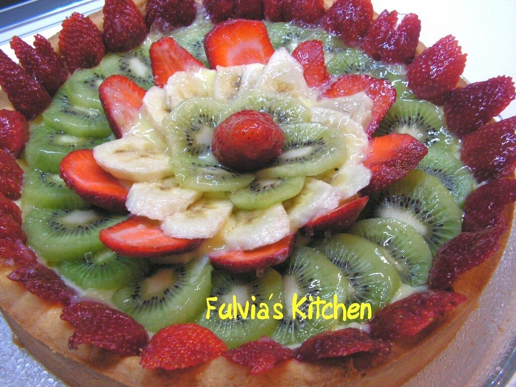 Crostata con fragole, banane, kiwi e crema pasticcera