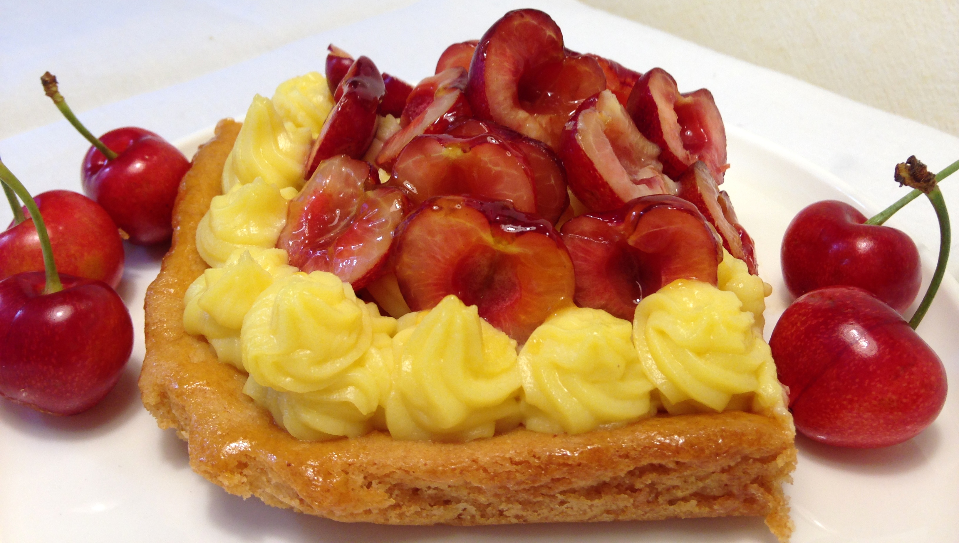Crostata con frolla al miele, crema e ciliegie