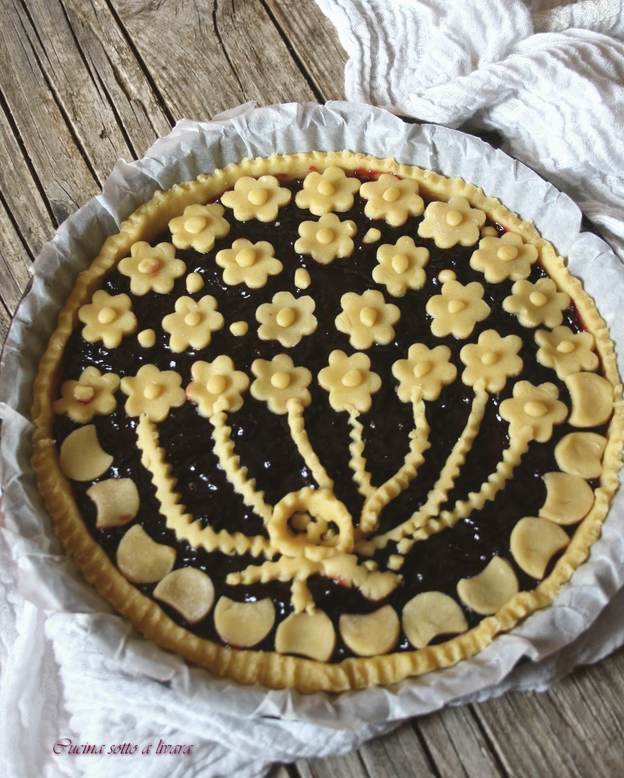 Crostata con frolla al sambuco e confettura di ribes nero