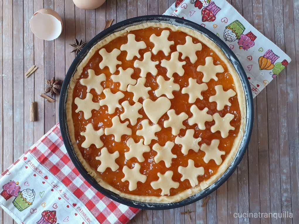 Crostata con frolla alla cannella e confettura di albicocche