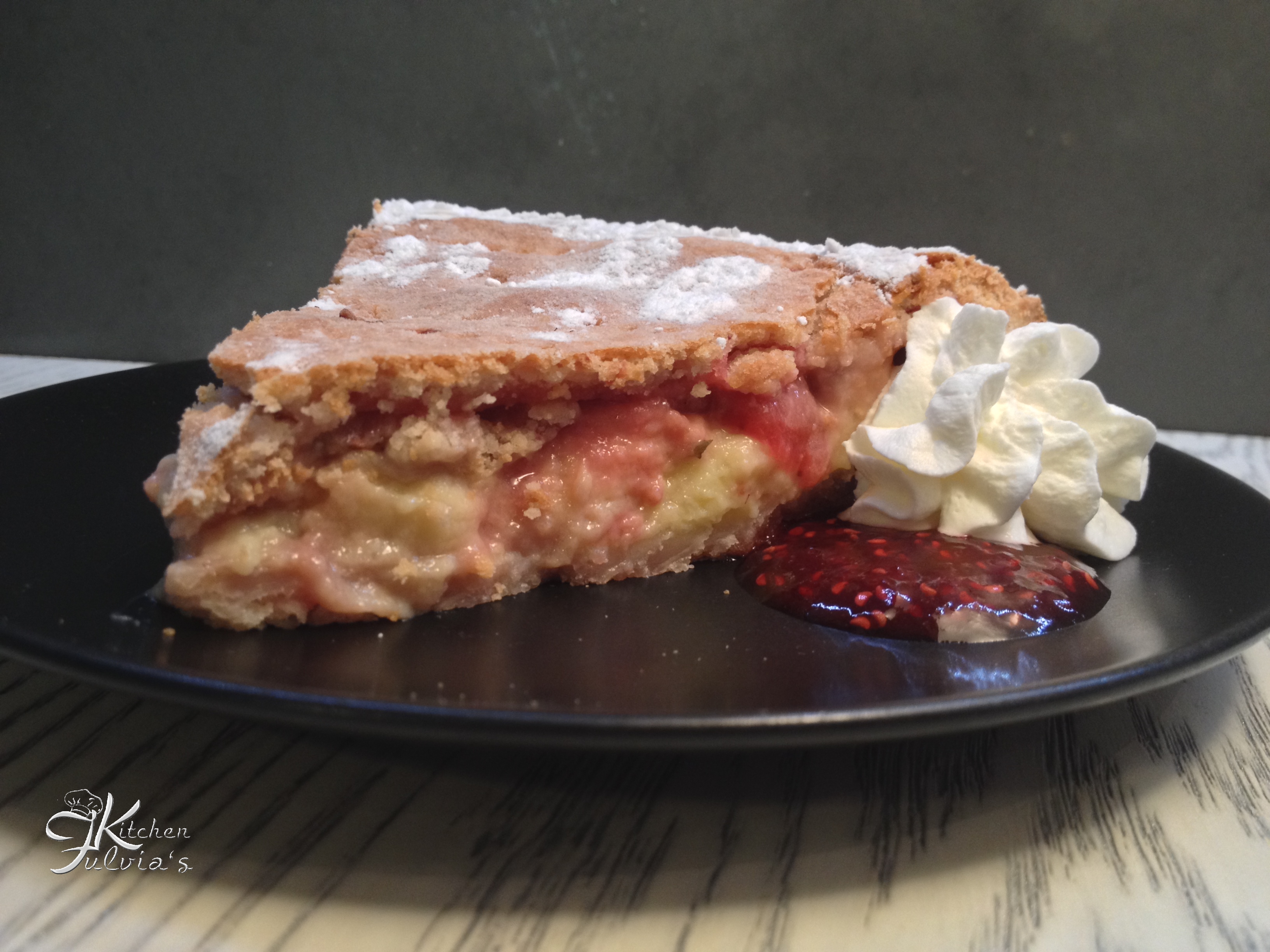 Crostata con frolla alle fragole, crema pasticcera e fragole