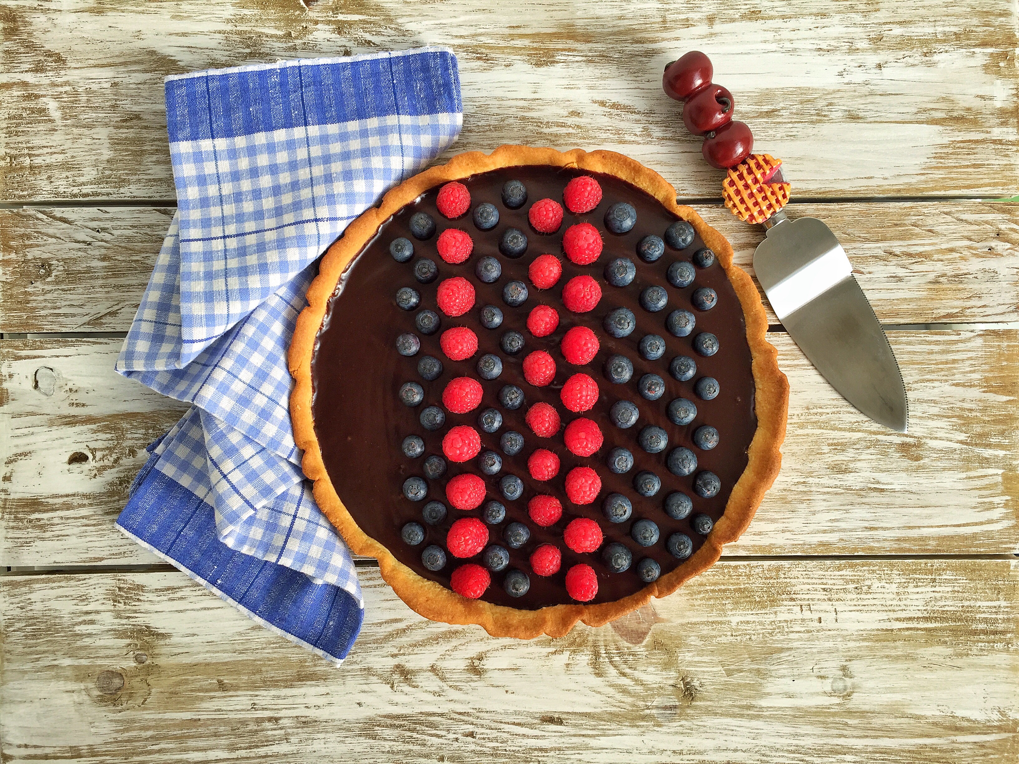 Crostata con ganache al cioccolato e frutti rossi