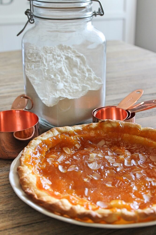 Crostata con la frolla sottile alla marmellata di pesche e mandorle
