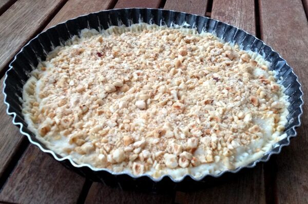 Crostata con maccagno, besciamella al rosmarino e nocciole