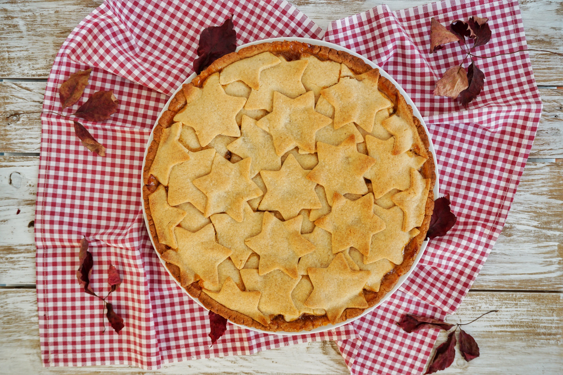 Crostata con marmellata, amaretti e arachidi salate
