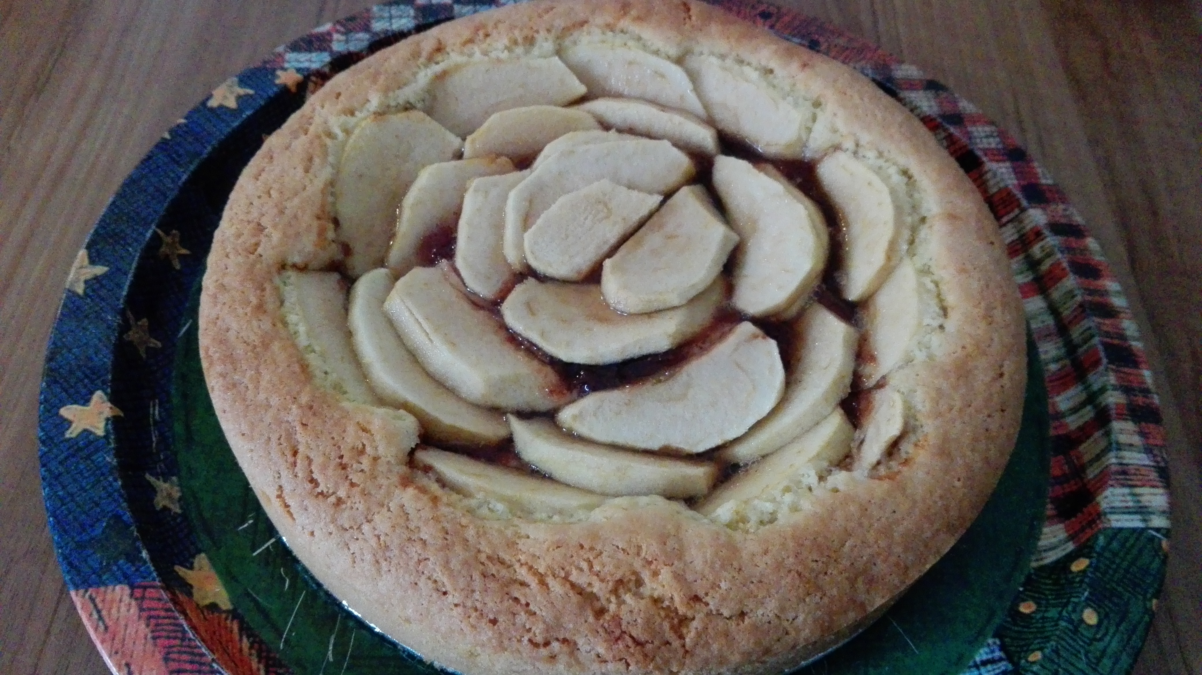 Crostata con marmellata di mela cotogna e mele