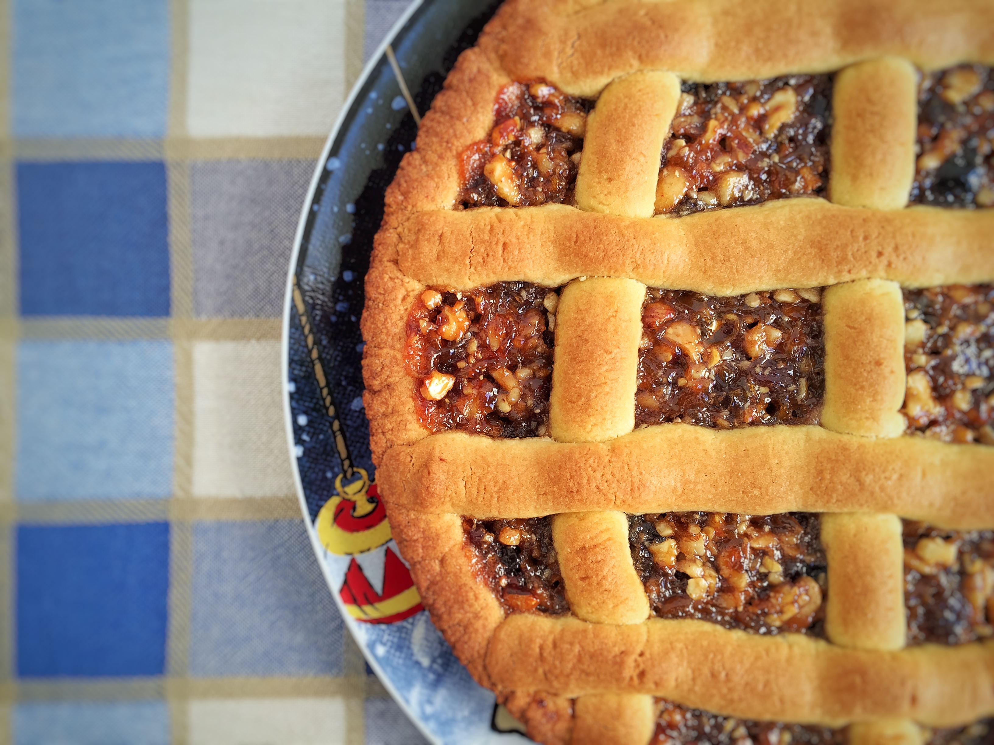 Crostata con marmellata di uva e frutta secca