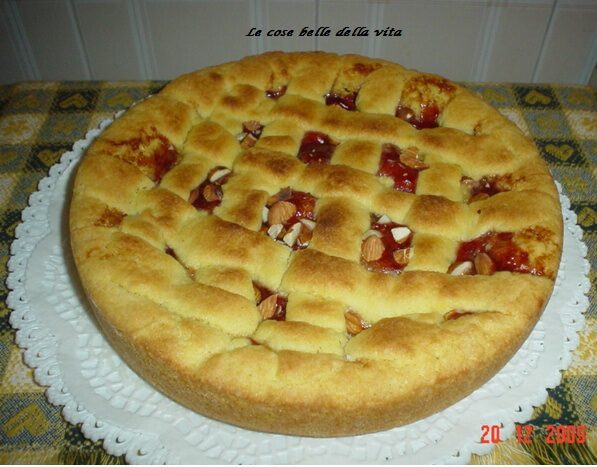 Crostata con marmellata e mandorle