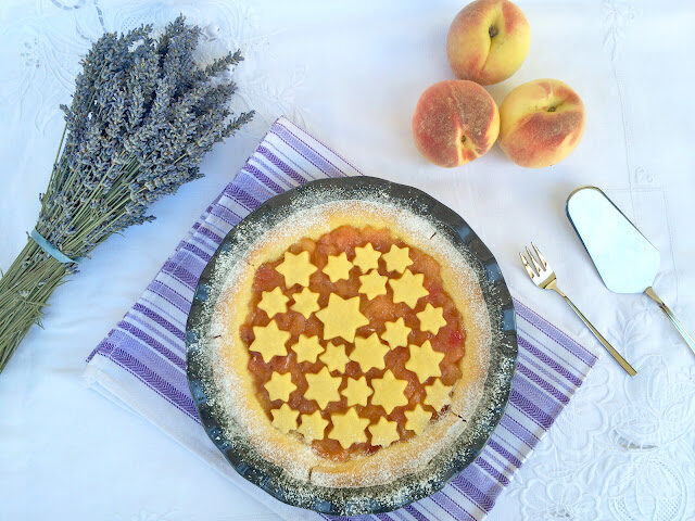 Crostata con marmellata espressa di pesche bianche e lavanda.