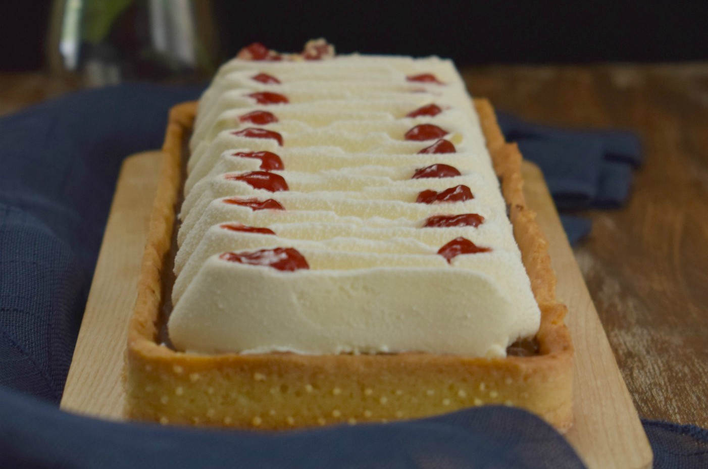 Crostata con mousse fondente e chantilly