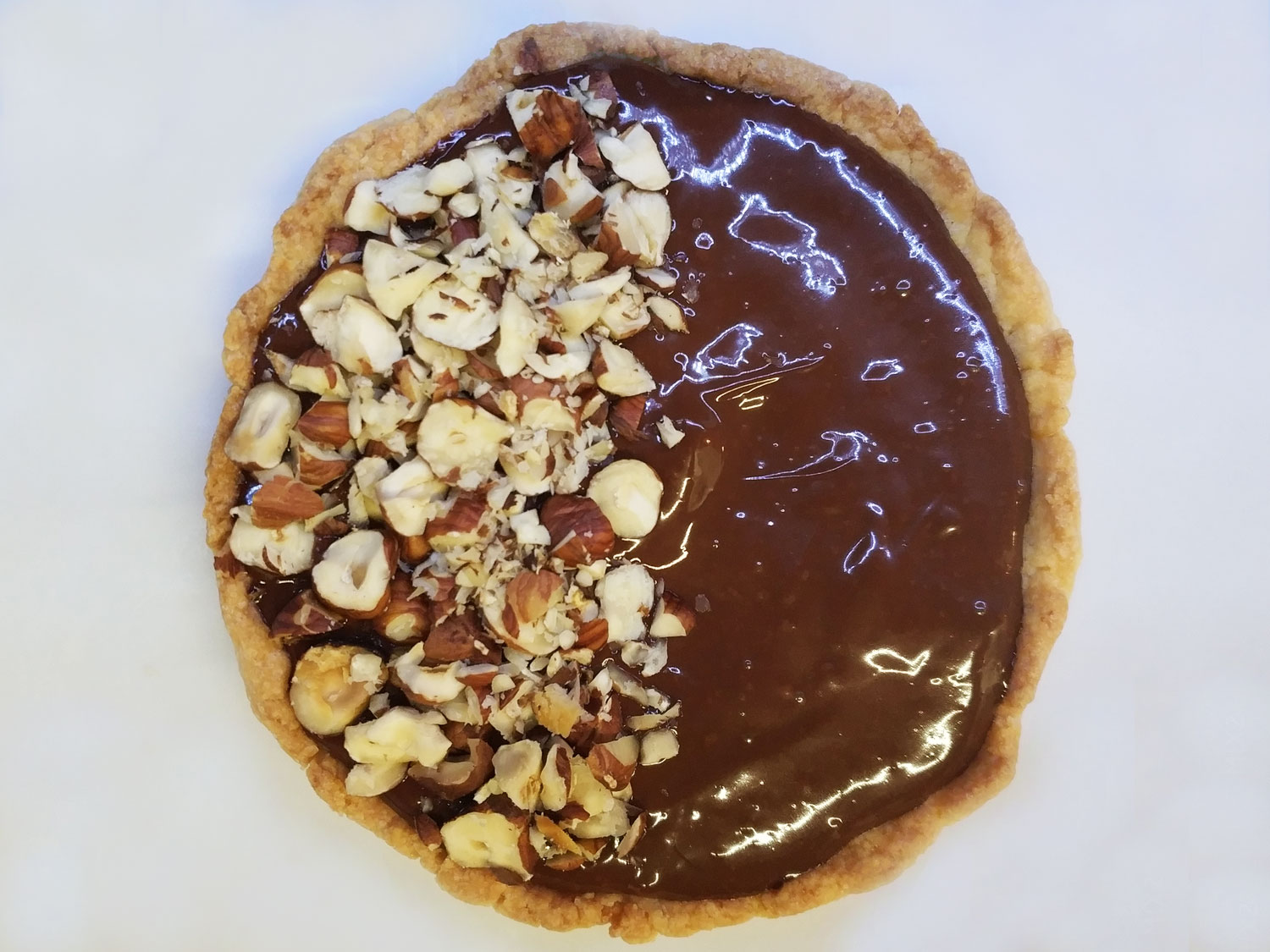 Crostata con nocciole e ganache fondente