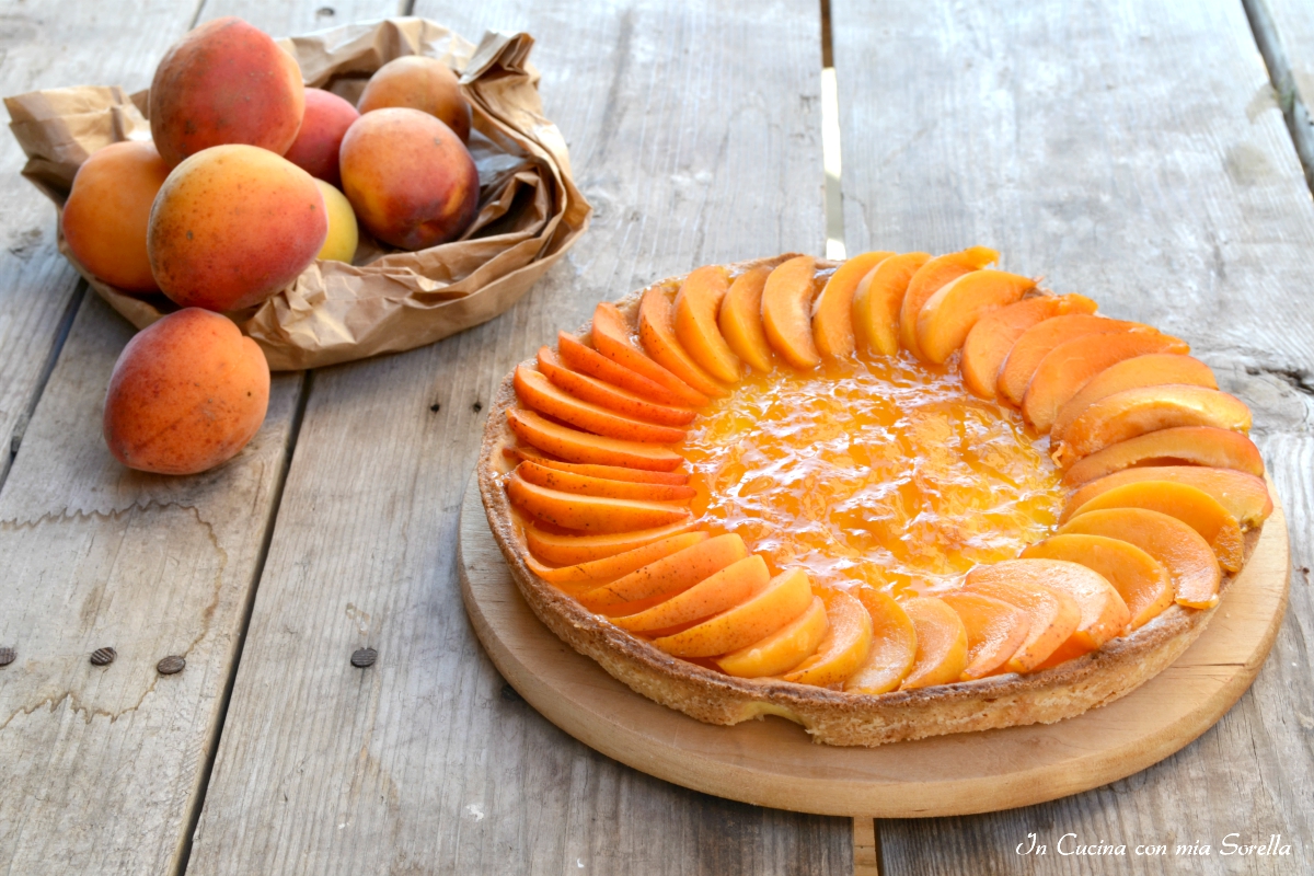 Crostata con panna cotta e albicocche