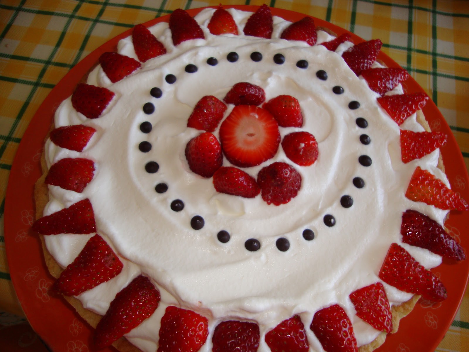 Crostata con panna e fragole e nutella