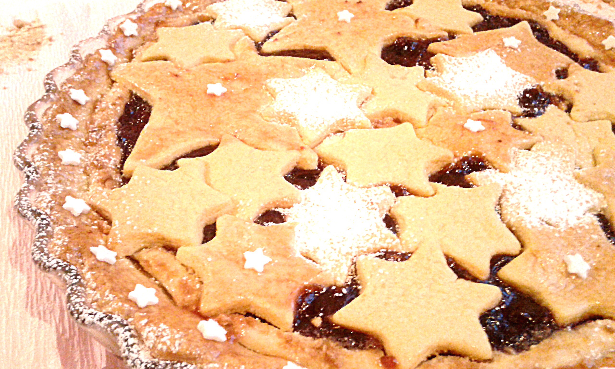 Crostata con polvere di biscotti, marmellata di prugne e ricotta