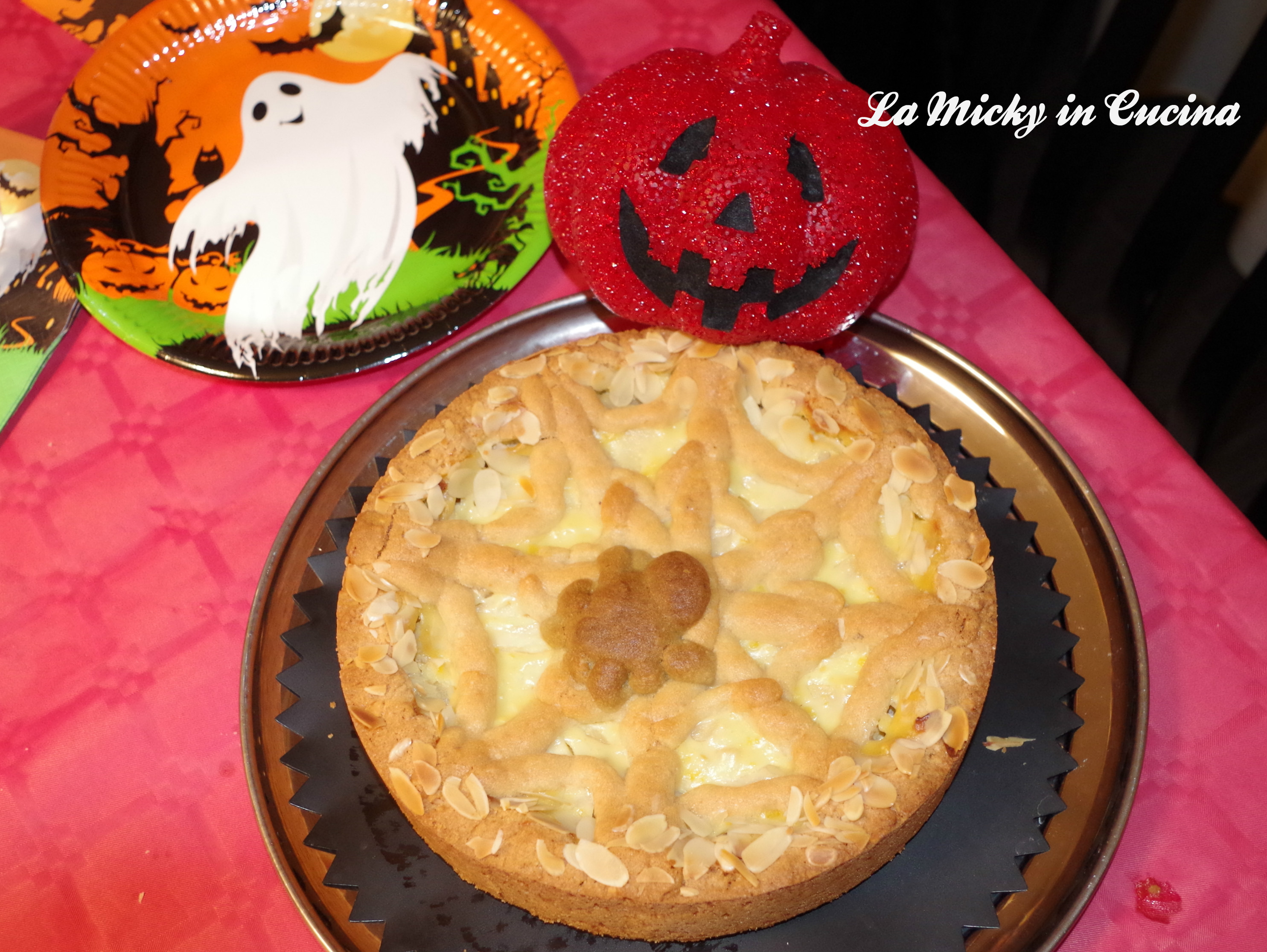 Crostata con ragnatela con mele e crema di halloween