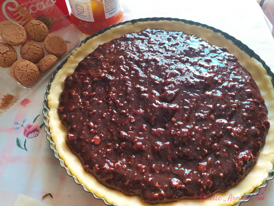 Crostata con ripieno agli amaretti e cioccolato