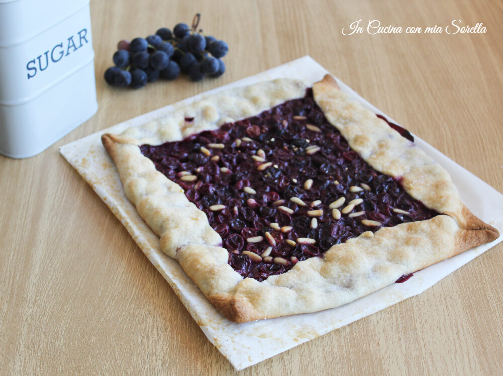Crostata con uva fragola e pinoli