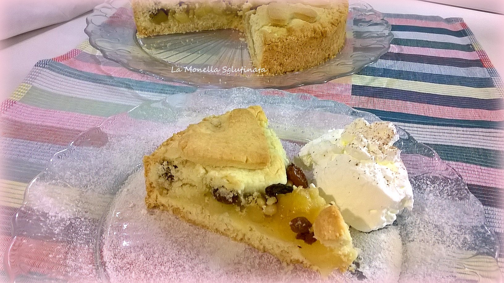 Crostata coperta di mele ,pinoli e uvetta al profumo di cannella
