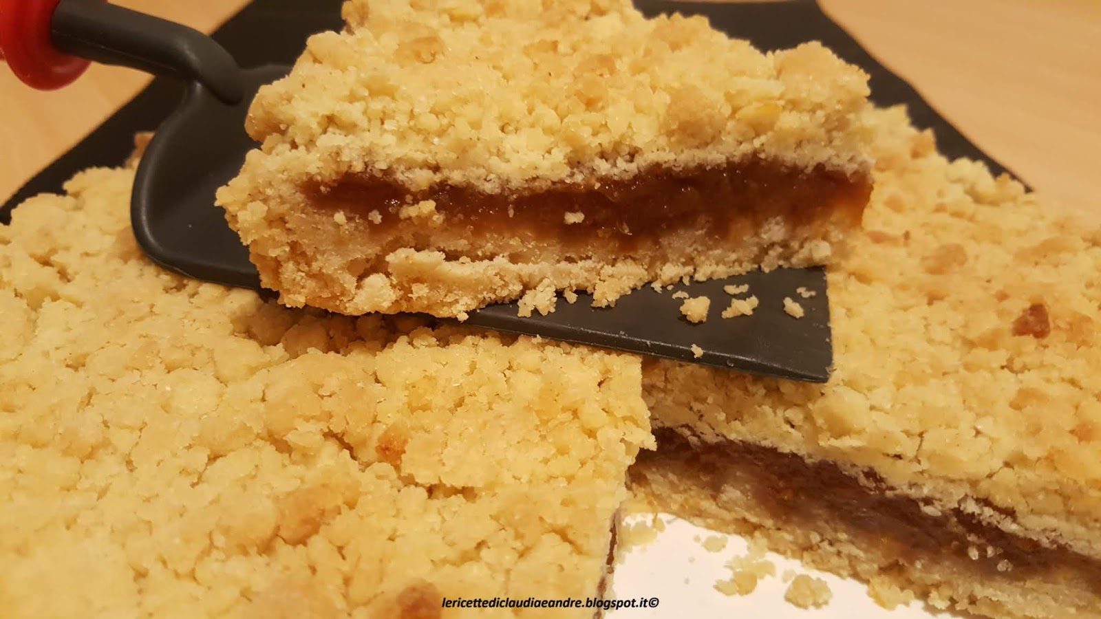 Crostata crumble al olio, con confettura di albicocche