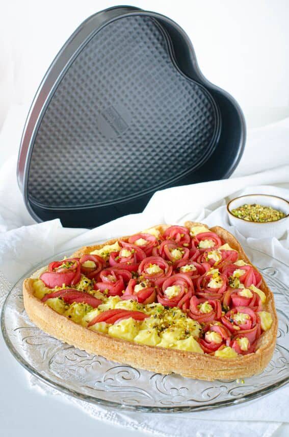 Crostata cuore con crema rose di mele e pistacchi
