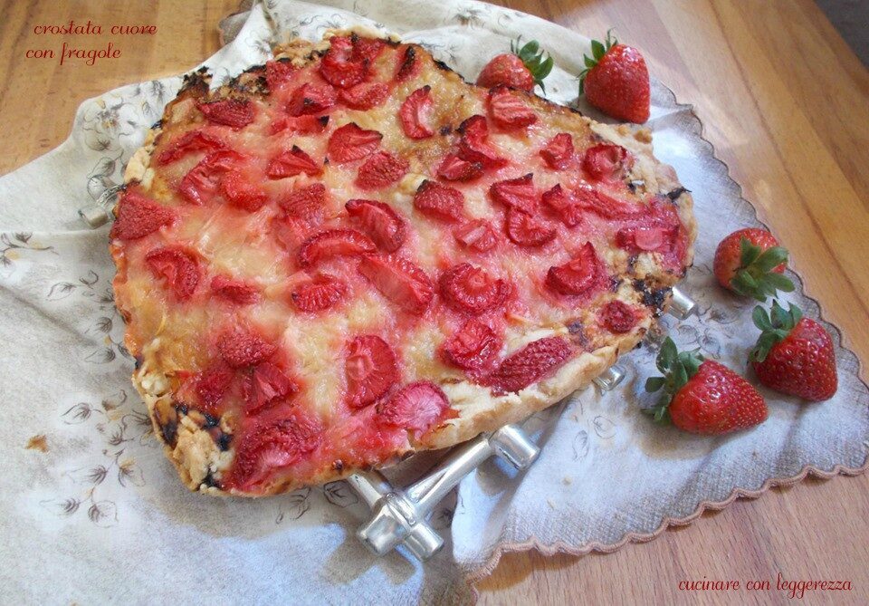 Crostata cuore con fragole