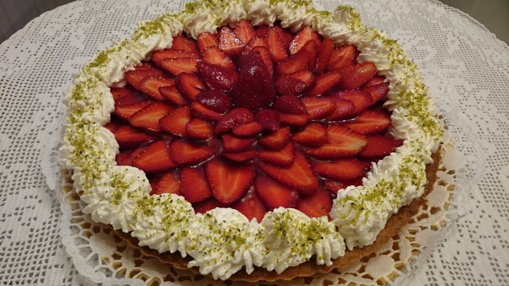 Crostata deliziosa con crema al pistacchio e fragole