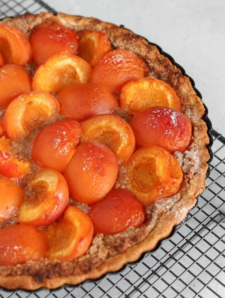Crostata di albicocche fresche con frangipane