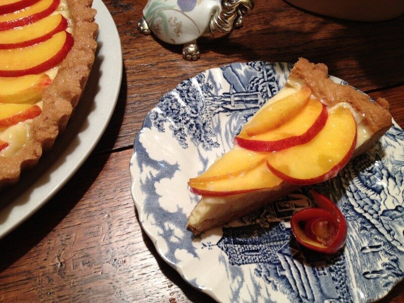 Crostata di amaretti con crema di amaretti e pesche