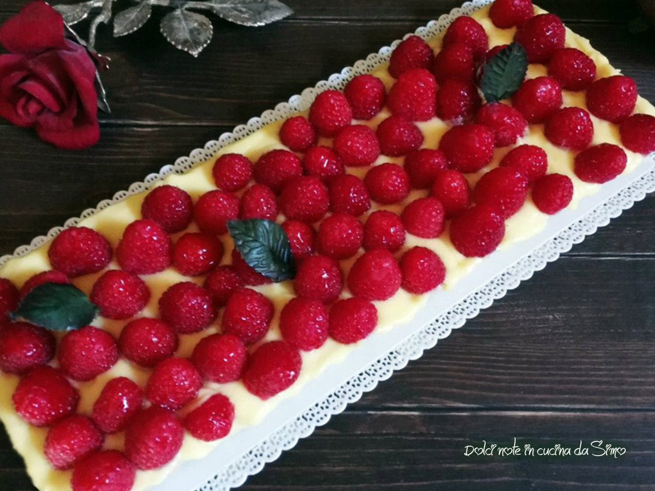 Crostata di biscotti con crema e lamponi