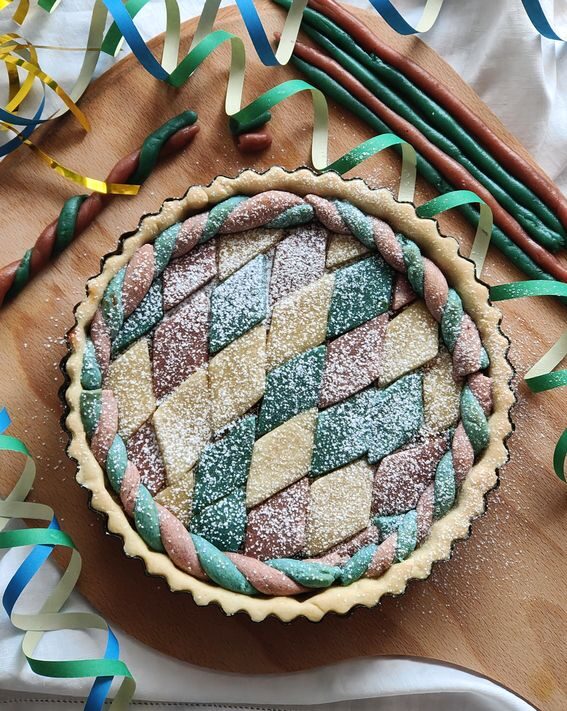 Crostata di carnevale arlecchino con frolla colorata senza burro