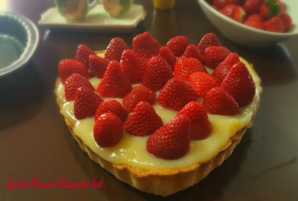 Crostata di cuore con fragole e crema al limone