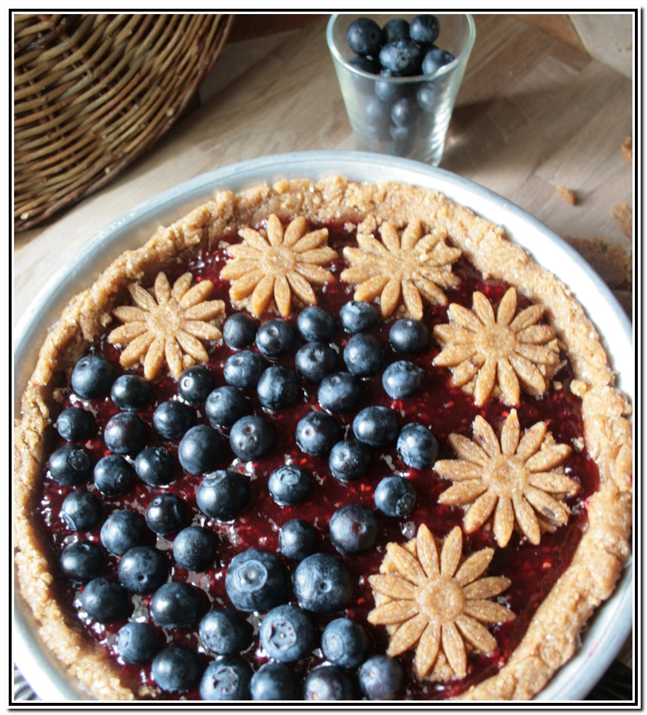 Crostata di frolla integrale con mirtilli e marmellata