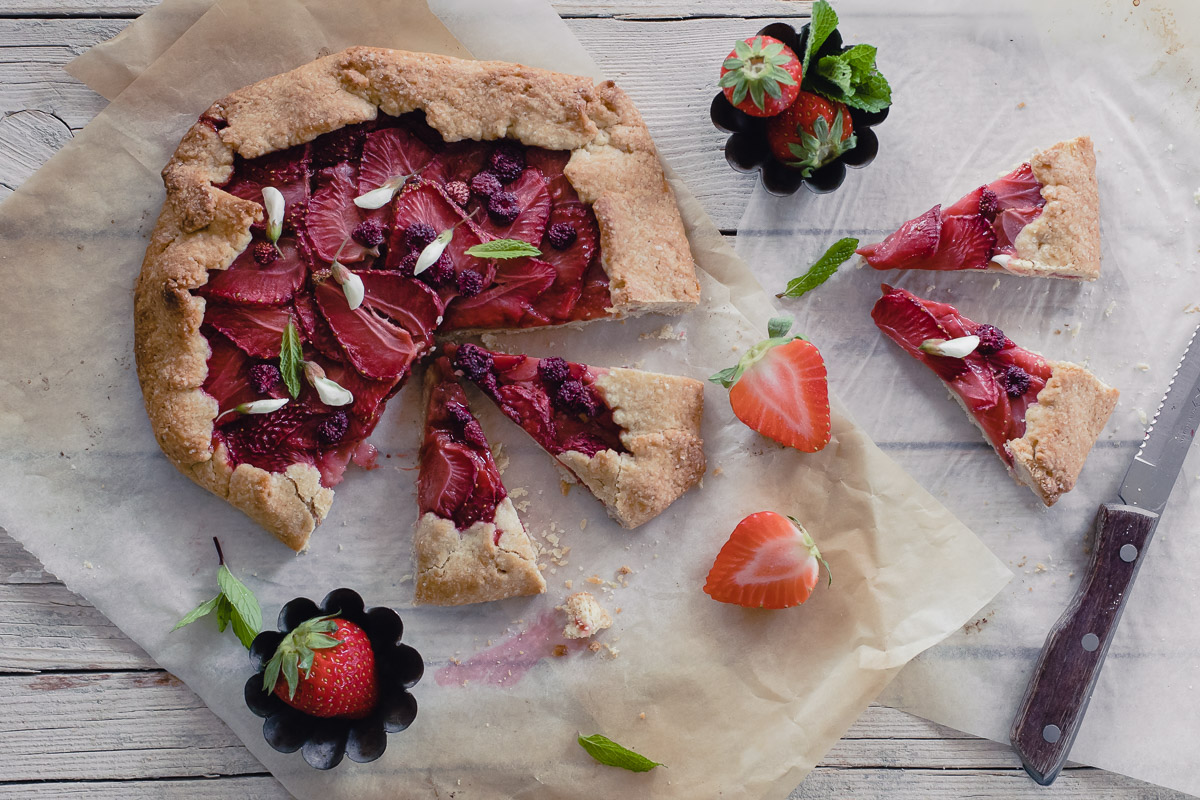 Crostata di frutta fresca al profumo di erbe e fiori