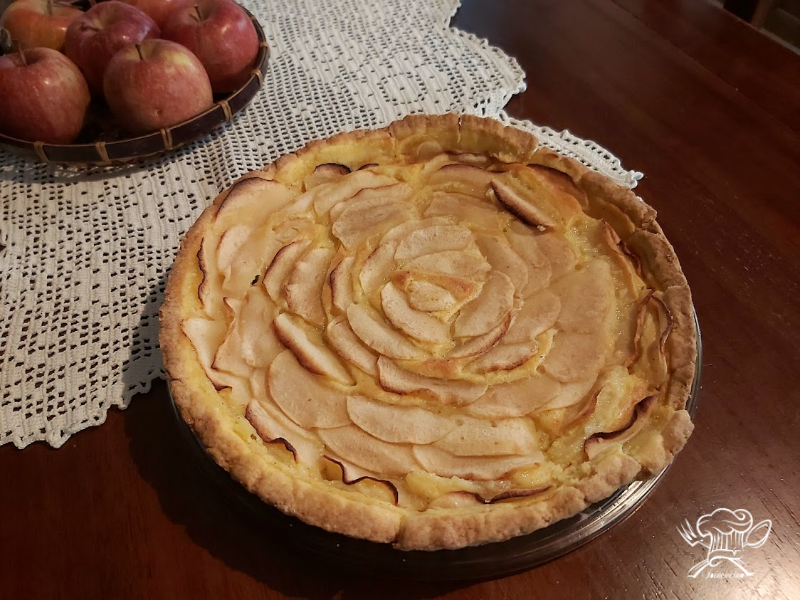 Crostata di mele con crema e amaretti