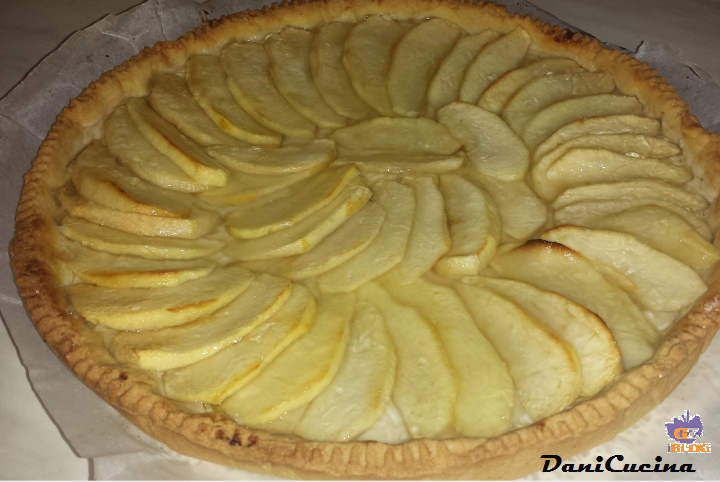 Crostata di mele, pasta frolla con zucchero a velo senza lievito
